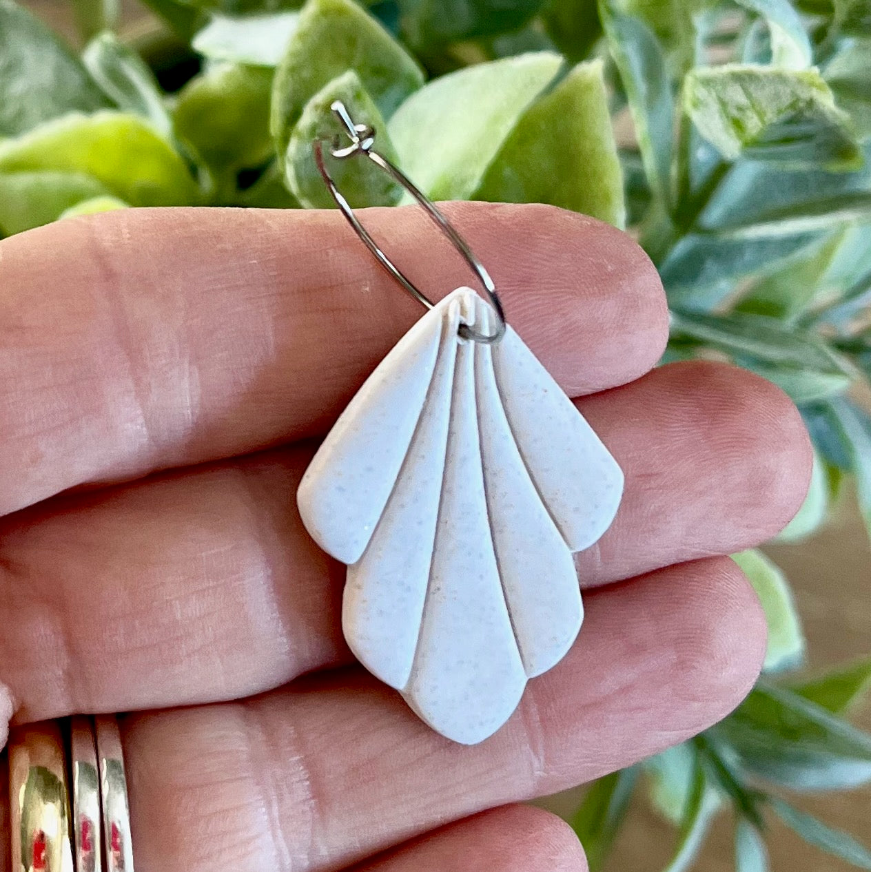 Off-White Scallop Hoops